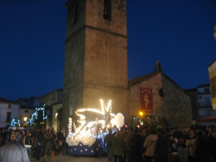 Mayores y pequeños acompañaron a los Reyes Magos en su visita al municipio de Moraleja