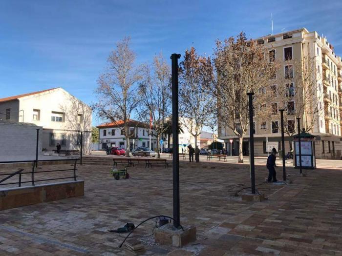 Las obras de la Plaza Doctor Viera de Coria dotarán la zona con pérgolas, luminarias y bancos