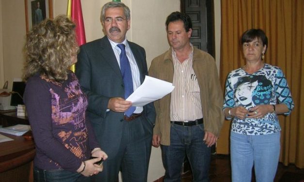 La concejala socialista de Coria, María de los Ángeles Acosta, presenta su renuncia al acta de concejal