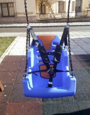 El Ayuntamiento de Coria instala columpios adaptados para niños con movilidad reducidad