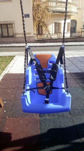 El Ayuntamiento de Coria instala columpios adaptados para niños con movilidad reducidad
