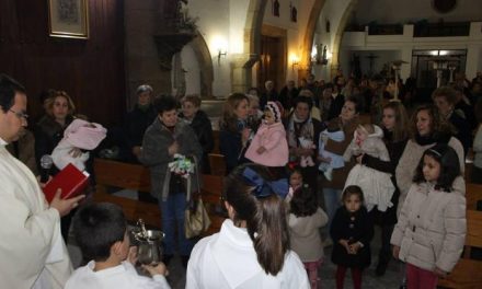 La Virgen de Las Candelas bendice a los niños nacidos el pasado año en el municipio de Moraleja