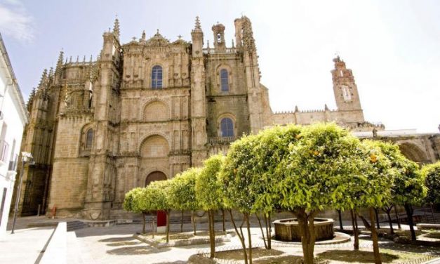 Plasencia en Común propone al consistorio que instalen rampas en las escaleras de la Plaza de la Catedral