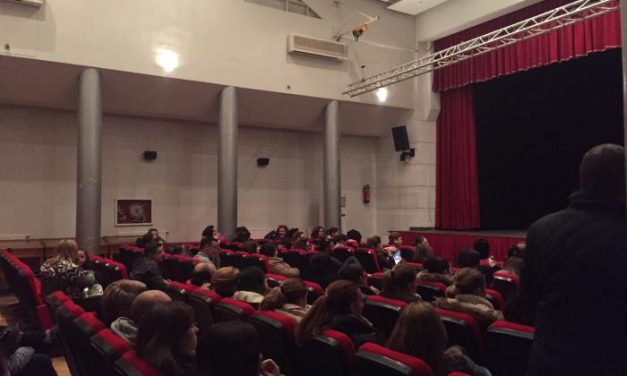 Decenas de padres participan en la charla informativa sobre meningitis celebrada en Moraleja