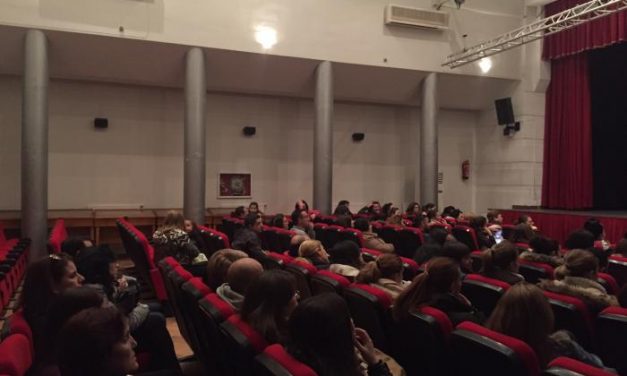 Decenas de padres participan en la charla informativa sobre meningitis celebrada en Moraleja