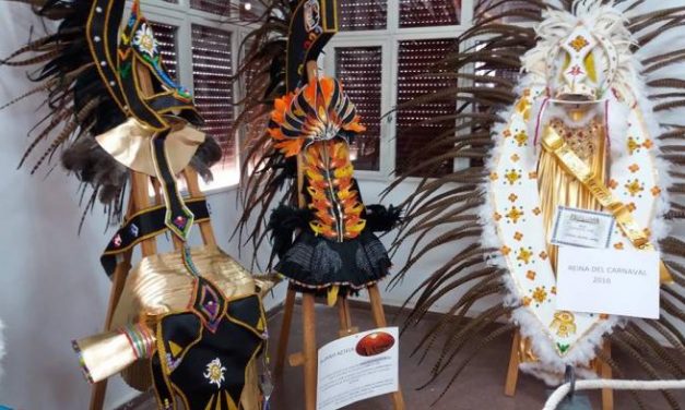 El Ayuntamiento de Coria expone un año más los trajes de Carnaval de anteriores ediciones