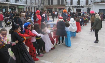 La Fiesta de Carnaval del lunes finaliza en Moraleja con una merienda saludable para los participantes