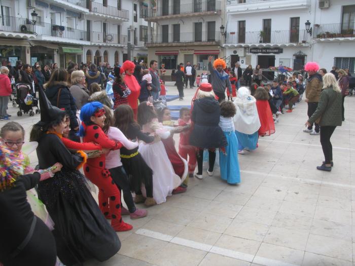 La Fiesta de Carnaval del lunes finaliza en Moraleja con una merienda saludable para los participantes