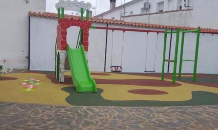 El Ayuntamiento de Moraleja remodela el parque Dulce Chacón con una inversión de más de 13.000 euros