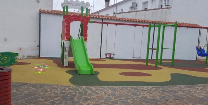 El Ayuntamiento de Moraleja remodela el parque Dulce Chacón con una inversión de más de 13.000 euros