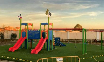 El Ayuntamiento de Coria instala un nuevo parque infantil en la zona de CEPANSA