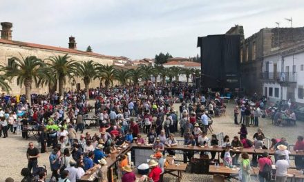 La plaza de la Corredera de Alcántara reúne a más de 5.000 personas con motivo de la XXI Matanza Popular
