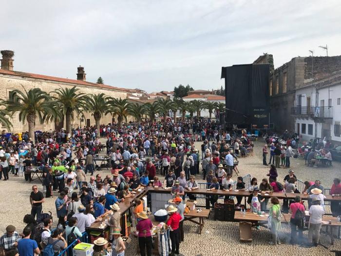 La plaza de la Corredera de Alcántara reúne a más de 5.000 personas con motivo de la XXI Matanza Popular