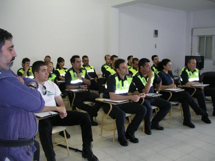 Un curso, que se desarrollará durante cuatro días, perfecciona en defensa a 30 policías locales en Coria