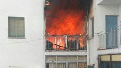 El hombre herido grave en el incendio de una vivienda en Plasencia continúa ingresado en Cáceres