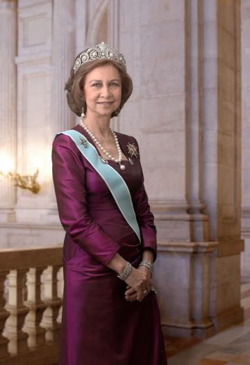 La Reina Sofía visita la sede del Banco de Alimentos de Cáceres para conocer la labor que realizan