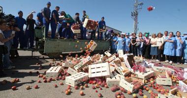 Agricultores extremeños cortan carreteras para protestar por la imposibilidad de vender la fruta