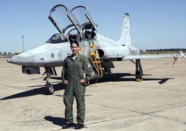 Una mujer supera por primera vez a los hombres en la escuela de pilotos de Talavera la Real