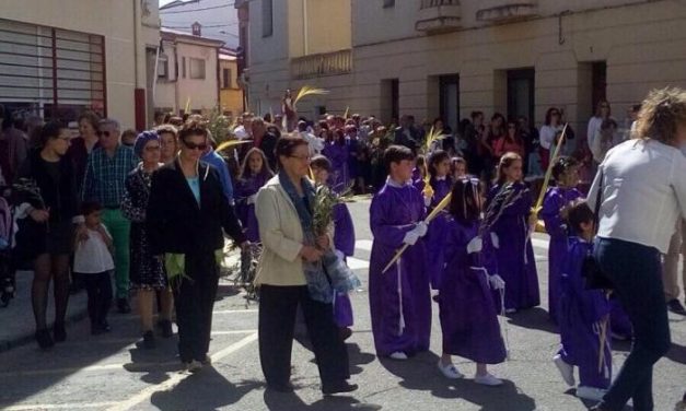 Moraleja da comienzo a la Semana Santa con la procesión de la Burriquilla a cargo de los más pequeños