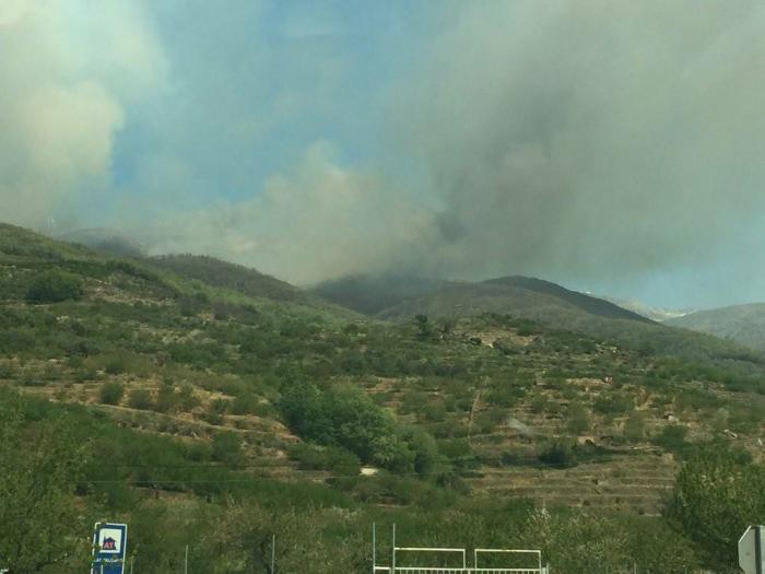 Continúa activo el incendio ocurrido en la madrugada del pasado miércoles en el Valle del Jerte