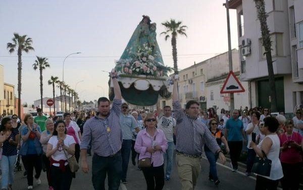 Numeroso público participa en Moraleja en el traslado de la Virgen de la Vega a la localidad