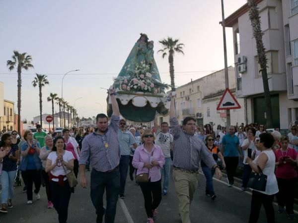 Numeroso público participa en Moraleja en el traslado de la Virgen de la Vega a la localidad