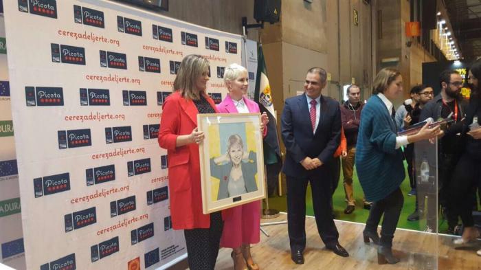 La cantante extremeña Soraya Arenelas recibe en Madrid el premio a la Excelencia Picota del Jerte