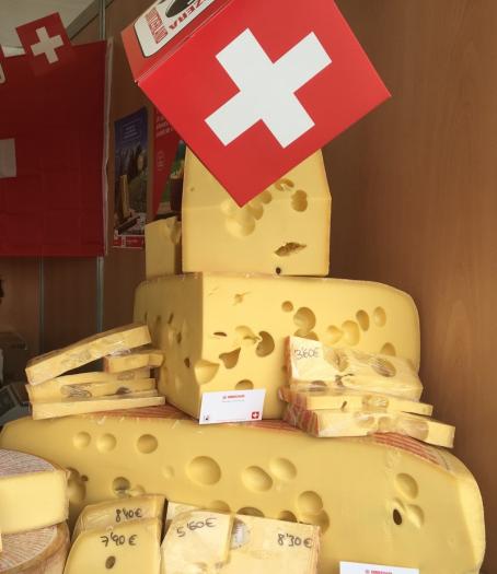 El queso Majorero y los quesos de Suiza se promocionan por primera vez en la Feria del Queso de Trujillo
