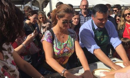 El público de la Feria del Queso aprende a elaborar queso de oveja mediante el sistema tradicional