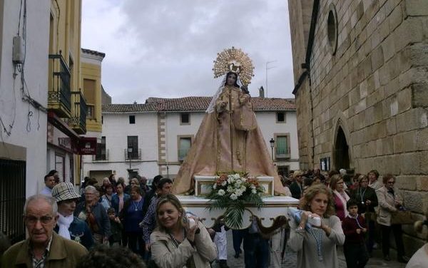 Decenas de vecinos de Moraleja despiden a la Virgen de la Vega antes de regresar a su santuario
