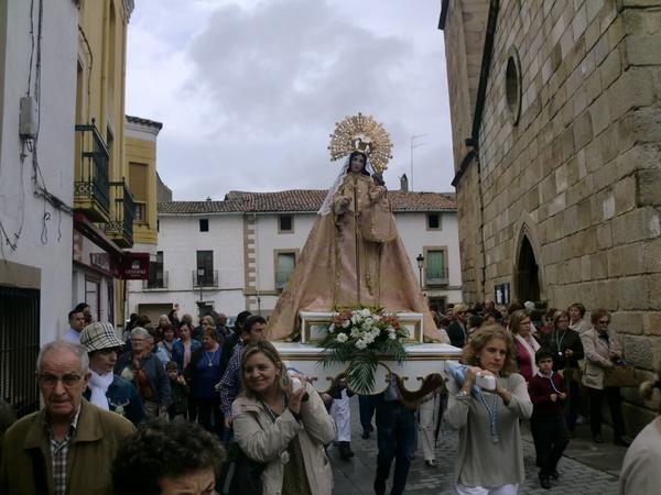 Decenas de vecinos de Moraleja despiden a la Virgen de la Vega antes de regresar a su santuario