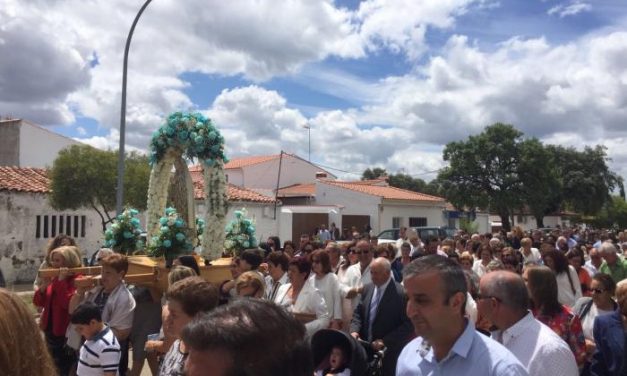 Los vecinos de Vegaviana acompañan a su patrona la Virgen de Fátima en su recorrido por la localidad