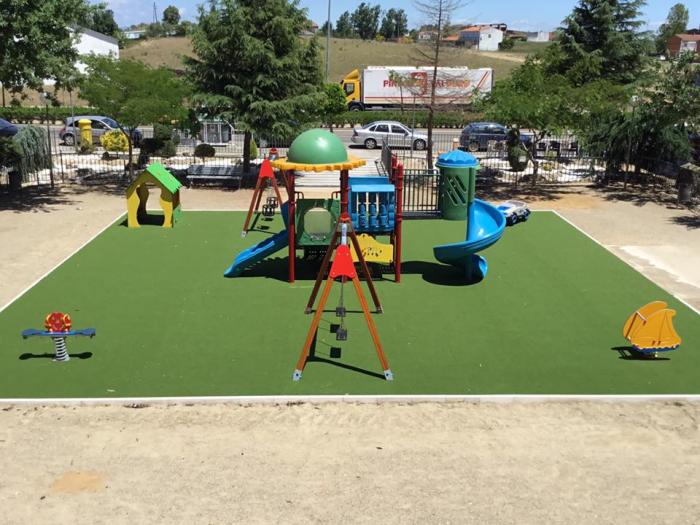 El Ayuntamiento de Moraleja continúa trabajando en la mejora de los parques infantiles de la localidad