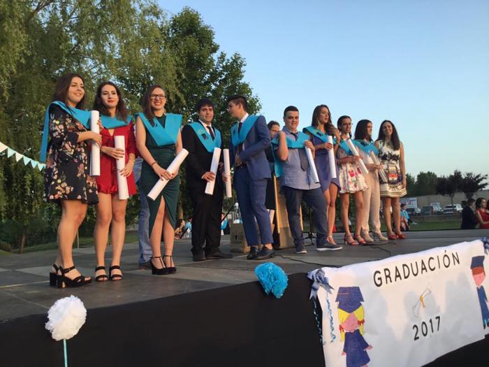 Los alumnos de Bachillerato del IES Jálama ponen fin a su etapa estudiantil con el acto de graduación