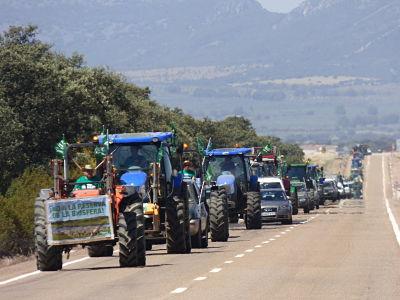 Más de 300 tractores demandan la retirada del proyecto Reserva de la Biosfera para La Siberia extremeña
