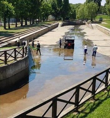 El Ayuntamiento de Moraleja prepara la piscina natural para dar comienzo a la temporada de baños