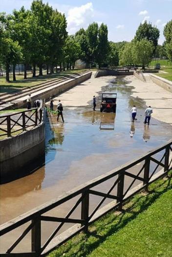El Ayuntamiento de Moraleja prepara la piscina natural para dar comienzo a la temporada de baños