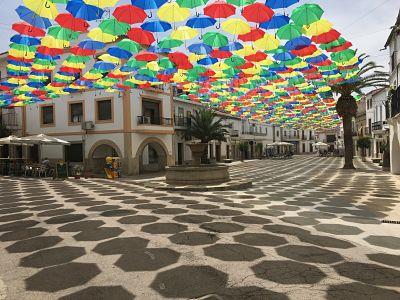 Cerca de 1.400 paraguas inundan la Plaza Mayor de Malpartida de Cáceres durante el verano