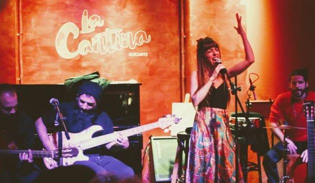 La alicantina Laura Campello gana el II Certamen de Cantautores «Cantando a la Rivera de Gata»