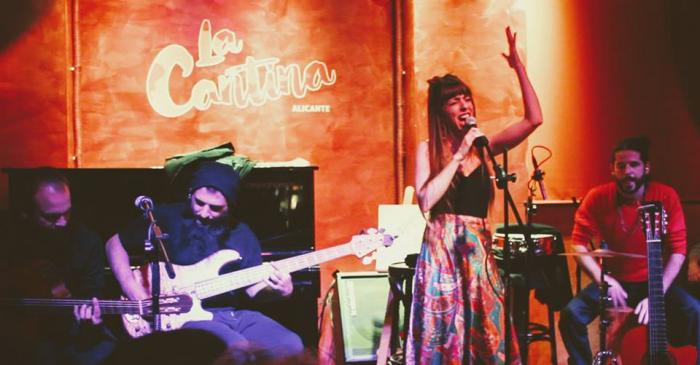 La alicantina Laura Campello gana el II Certamen de Cantautores «Cantando a la Rivera de Gata»