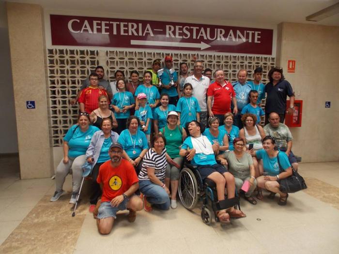Cerca de medio centenar de personas participa en el concurso de pesca para discapacitados de Coria