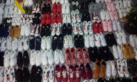 La Guardia Civil detiene a dos hombres por poseer 117 zapatillas falsificadas que iban a vender posteriormente