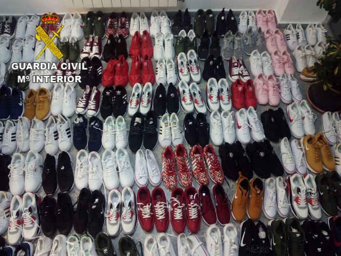 La Guardia Civil detiene a dos hombres por poseer 117 zapatillas falsificadas que iban a vender posteriormente