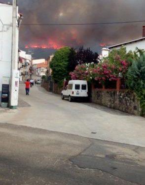 El incendio que se originó el pasado lunes en Villanueva de la Sierra continúa activo pero bajo control