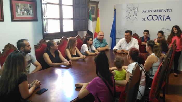 El Ayuntamiento de Coria muestra su preocupación por el retraso en la entrega de las viviendas de Los Camineros