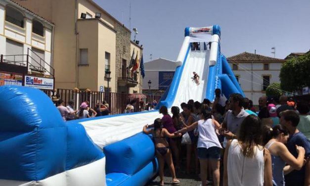 Moraleja sofoca las altas temperaturas del primer día de San Buenaventura con atracciones acuáticas