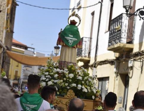 Moraleja rinde homenaje a San Buenaventura con la misa y procesión a ritmo de la charanga