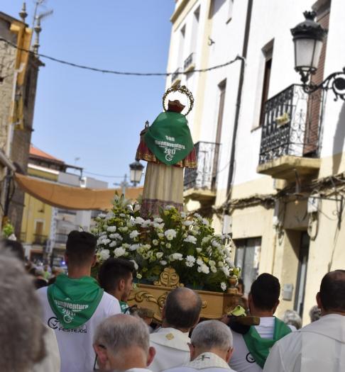 Moraleja rinde homenaje a San Buenaventura con la misa y procesión a ritmo de la charanga