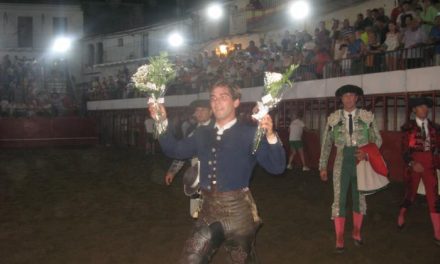 El rejoneador de Atarfe, Sebastián Fernández, corta tres orejas y sale a hombros de la plaza de Moraleja