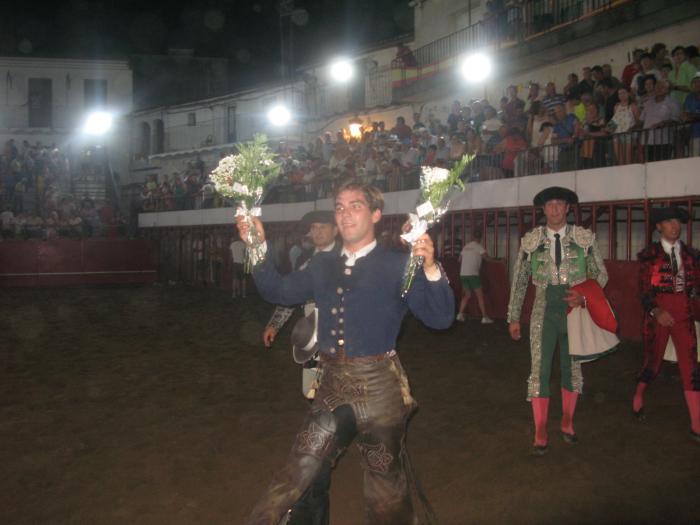 El rejoneador de Atarfe, Sebastián Fernández, corta tres orejas y sale a hombros de la plaza de Moraleja